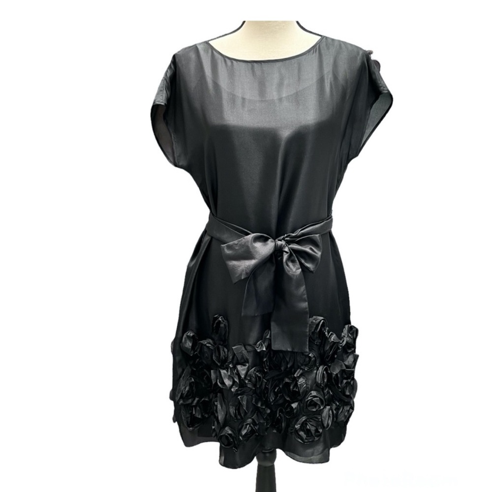 DKNY BLACK SILK CAP SLEEVE SCOOP NECK DRESS WITH ROSETTES AT BOTTOM & WAIST TIE